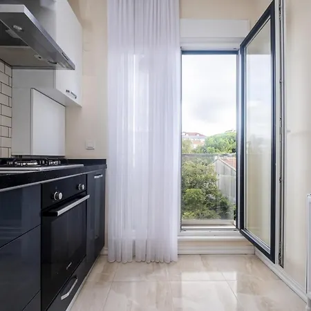 Modern And Central Flat With Balcony In Maltepe Apartment