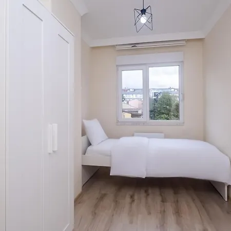 Modern And Central Flat With Balcony In Maltepe *